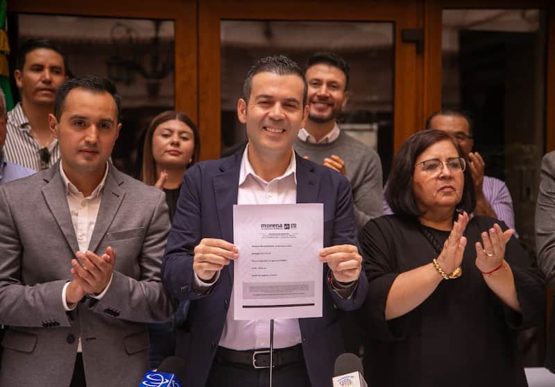Ulises Mejía Haro con documentos