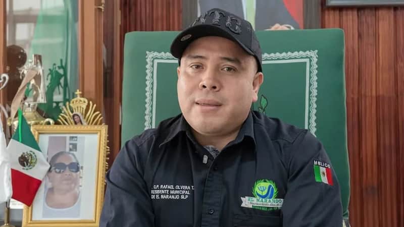El alcalde de El Naranjo, municipio de San Luis Potosí, Rafael Olvera Torres causó polémica por invitación de "chicas buena onda"  para el Día de los padres
