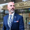 Terry Cole, director de la DEA, saliendo de un edificio.
