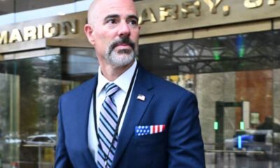 Terry Cole, director de la DEA, saliendo de un edificio.