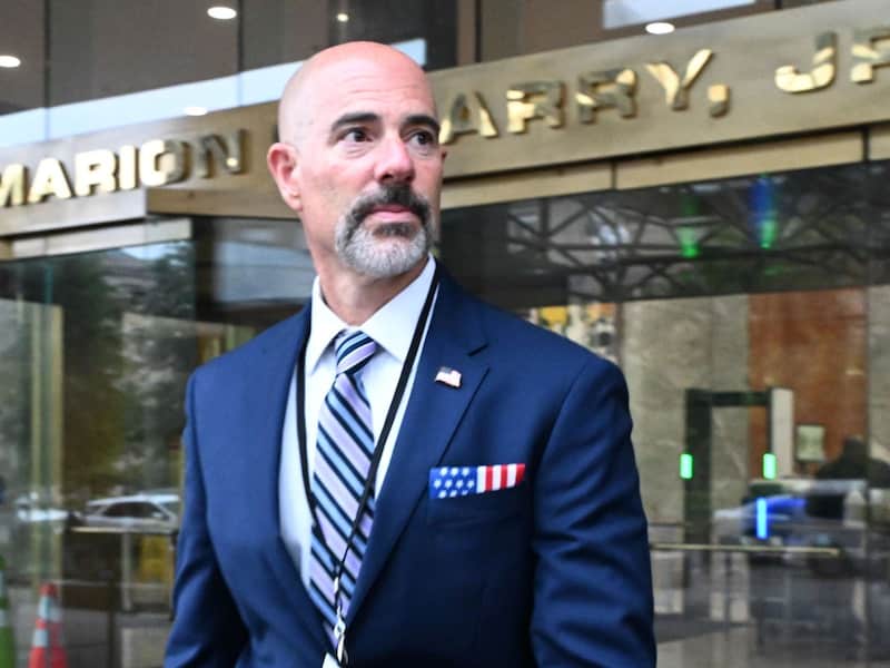 Terry Cole, director de la DEA, saliendo de un edificio.