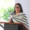Nancy Nápoles con rebozo parada en un evento