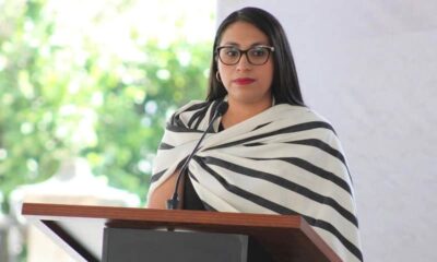 Nancy Nápoles con rebozo parada en un evento