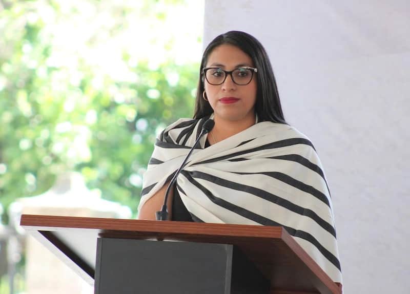 Nancy Nápoles con rebozo parada en un evento