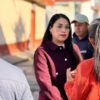 Nancy Nápoles platicando con señora
