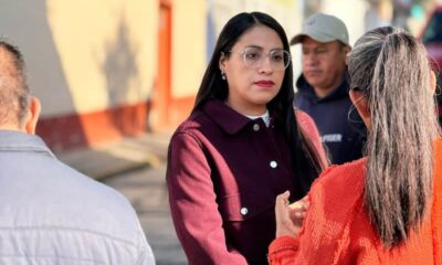 Nancy Nápoles platicando con señora