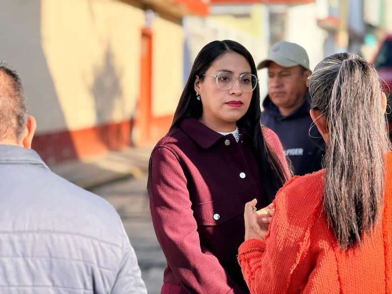 Nancy Nápoles platicando con señora
