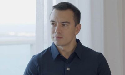 Daniel Noboa, presidente de Ecuador con camisa azul