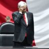 Andrés Manuel López Obrador, ex presidente de México con las manos en la cara