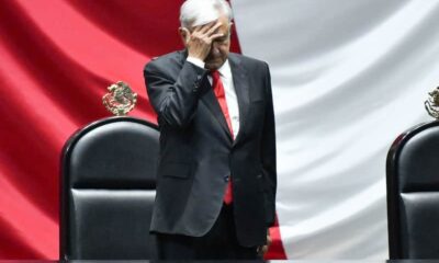 Andrés Manuel López Obrador, ex presidente de México con las manos en la cara
