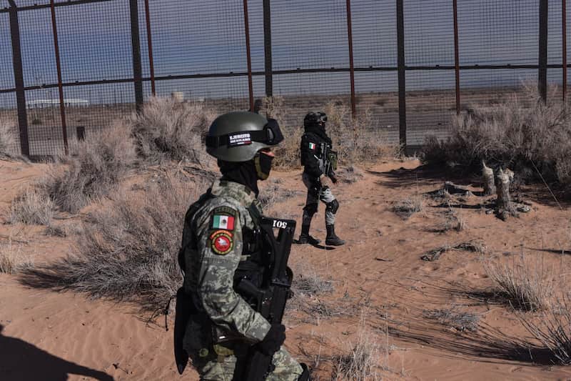 Elementos del ejército mexicano, en coordinación con  la patrulla fronteriza estadounidense, realizan operativos a lo largo del muro fronterizo que divide ambos países.