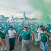 Gente viendo futbol en la glorieta de la Minerva en Guadalajara