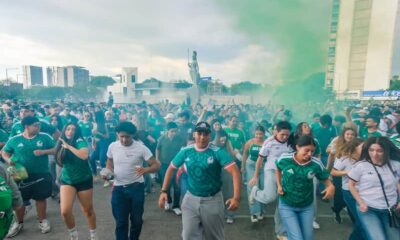 Gente viendo futbol en la glorieta de la Minerva en Guadalajara
