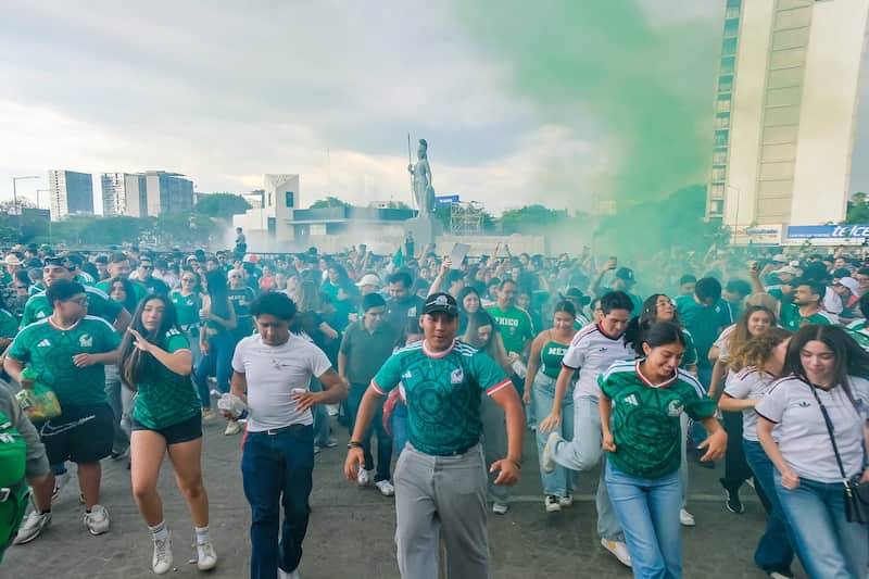 Gente viendo futbol en la glorieta de la Minerva en Guadalajara