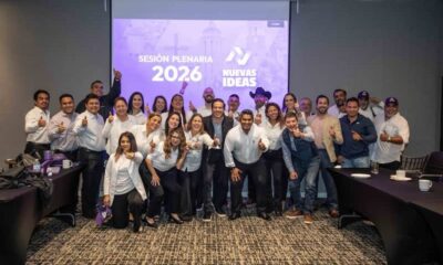 Miembros del partido Partido Nuevas Ideas con camisa blanca y fondo morado