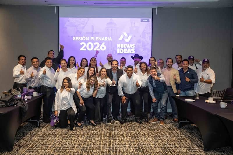 Miembros del partido Partido Nuevas Ideas con camisa blanca y fondo morado