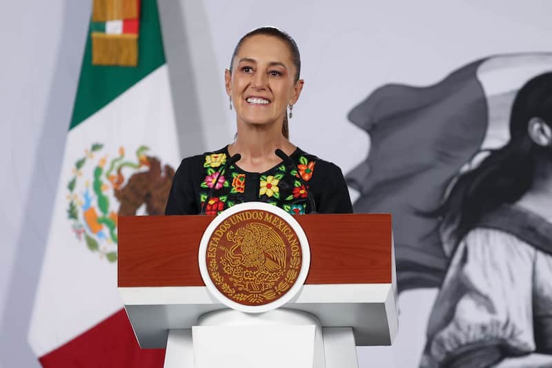 Claudia Sheinbaum, presidenta de México, con vestido negro