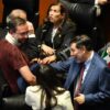 Gerardo Fernández Noroña, senador de Morena, y su colaborador Emiliano González, durante  la sesión en la Cámara de senadores.