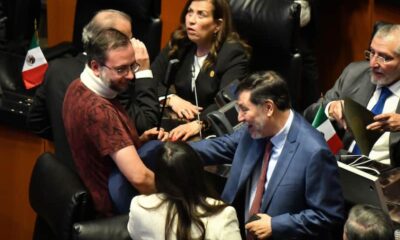 Gerardo Fernández Noroña, senador de Morena, y su colaborador Emiliano González, durante  la sesión en la Cámara de senadores.