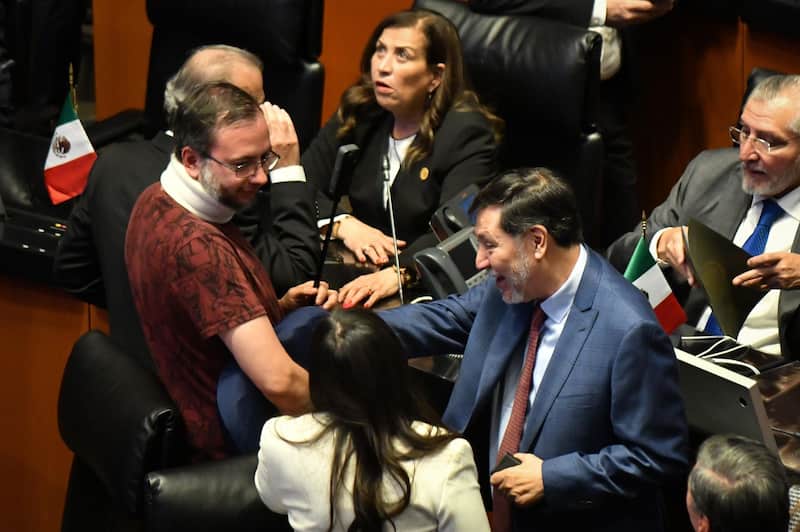 Gerardo Fernández Noroña, senador de Morena, y su colaborador Emiliano González, durante  la sesión en la Cámara de senadores.