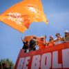 Samuel García, gobernador de Nuevo León, y Mariana Rodríguez en Orange Bus