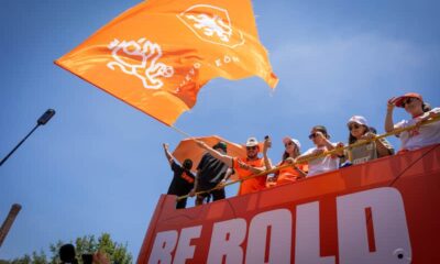 Samuel García, gobernador de Nuevo León, y Mariana Rodríguez en Orange Bus