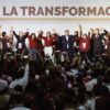 Morena militancia alzando los brazos