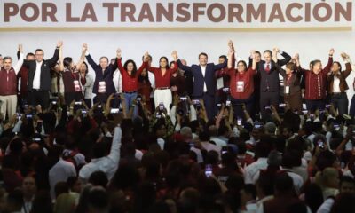 Morena militancia alzando los brazos