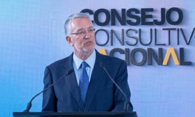 Ricardo Salinas Pliego, presidente de Grupo Salinas en templete con traje azul