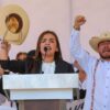 Grecia Quiroz, alcaldesa de Uruapan, en la tribuna con un sombrero en la mano
