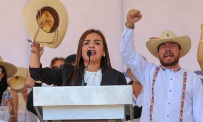 Grecia Quiroz, alcaldesa de Uruapan, en la tribuna con un sombrero en la mano