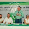 Virgilio Mendoza, dirigente del PVEM en Colima, con una lona del partido