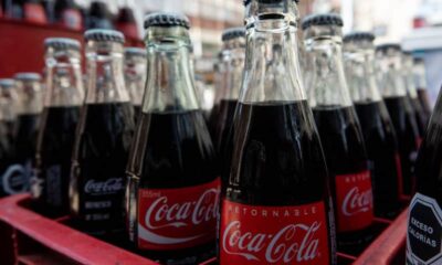 Imagen de botellas de Coca Cola