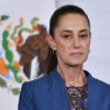 Claudia Sheinbaum, presidenta de México, con traje azul