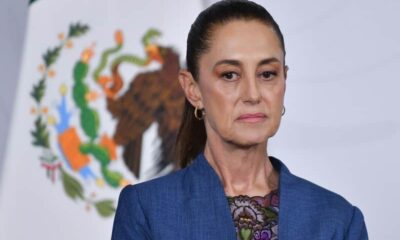 Claudia Sheinbaum, presidenta de México, con traje azul