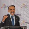 Fernando Flores Fernández, alcalde de Metepec con traje azul y dando un discurso