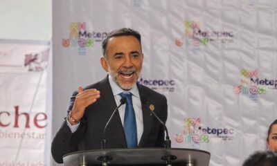 Fernando Flores Fernández, alcalde de Metepec con traje azul y dando un discurso
