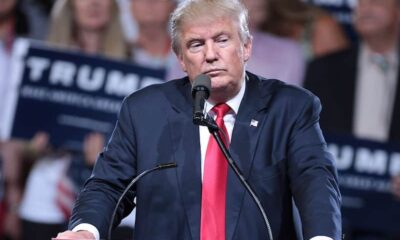 Imagen de Donald Trump hablando con sus seguidores en un mitin de campaña en el Veterans Memorial Coliseum, en el recinto ferial estatal de Arizona en Phoenix.