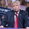 Imagen de Donald Trump hablando con sus seguidores en un mitin de campaña en el Veterans Memorial Coliseum, en el recinto ferial estatal de Arizona en Phoenix.