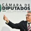 Ricardo Monreal levantando la mano
