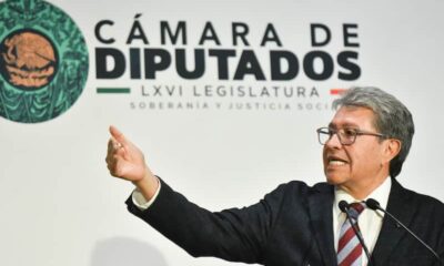 Ricardo Monreal levantando la mano