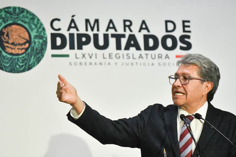 Ricardo Monreal levantando la mano