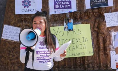Integrante de colectivo con megáfono en manifestación