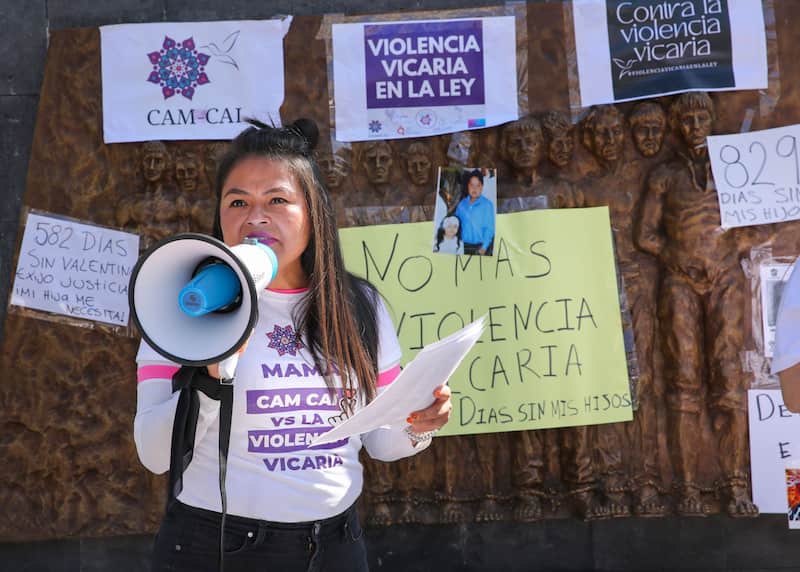 Integrante de colectivo con megáfono en manifestación